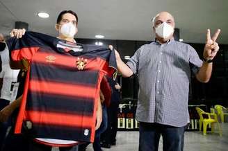 Leonardo Lopes (esq.) e Yuri Romão (dir.) comemoram resultado da eleição (Anderson Stevens/Sport Club do Recife)
