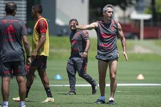 O técnico Paulo Sousa durante atividade no Ninho do Urubu (Foto: Alexandre Vidal/Flamengo)