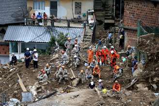 Bombeiros, socorristas da Defesa Civil e militares das Forças Armadas participam das buscas por vítimas do deslizamento de terra no Morro da Oficina, em Petrópolis