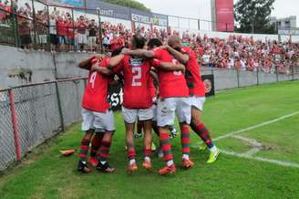 Jogadores da Lusa comemoram um dos gols sobre a xará santista nesta tarde (Foto: Dorival Rosa/Portuguesa)