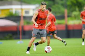 Andreas Pereira em atividade no Ninho do Urubu, CT do Flamengo (Foto: Marcelo Cortes/Flamengo)