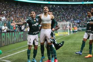 Dudu e Raphael Veiga comemoram gol do Palmeiras