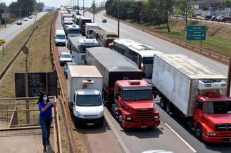 Caminhoneiros durante protesto na rodovia BR-381 em Igarapé, Minas Gerais
09/09/2021
REUTERS/Washington Alves