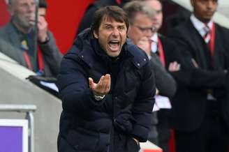 Antonio Conte tem mais um ano de contrato com o Tottenham (Foto: DANIEL LEAL / AFP)