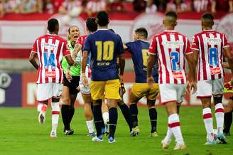 Jean foi contido pelo quarto árbitro, Clóvis Amaral, e pelos companheiros de equipe