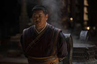 Benedict Wong defendeu colega de elenco de ataques homofóbicos por personagem LGBTQ+ em 'Doutor Estranho 2'