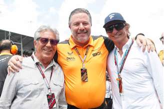 Zak Brown posa ao lado de Mario Andretti e Emerson Fittipaldi durante o GP de Miami 