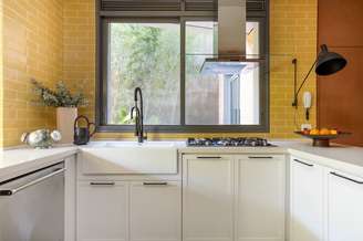 2. Bancada de pia com armários planejados otimizam o espaço da cozinha. Projeto Duda Senna