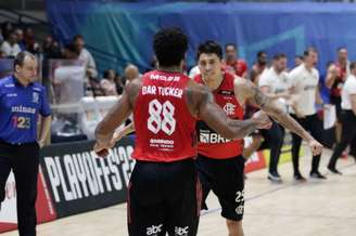 Dar Tucker e Luke Martinez comemoram ponto no jogo 3 da série semifinal (Foto: Helena Petry/CRF)