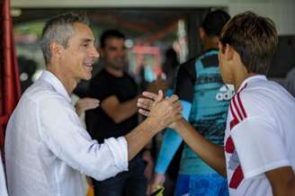 Paulo Sousa cumprimentou os jogadores do time sub-20 antes do jogo (Foto: Marcelo Cortes / Flamengo)