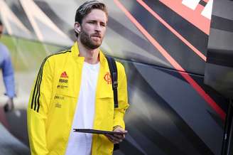 Léo Pereira durante embarque do Flamengo para Minas Gerais (Foto: Marcelo Cortes/Flamengo)