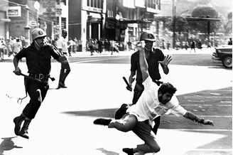 Fotografia do dia 21 de junho de 1968 durante uma manifestação estudantil contra a ditadura, que ficou conhecida como "Sexta-feira sangrenta". O homem que aparece caindo na foto era um estudante de Medicina, que morreu logo depois do registro.
