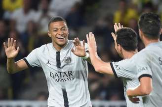 Mbappé marcou duas vezes com assistências de Messi (Foto: SEBASTIEN SALOM-GOMIS / AFP)