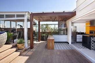 1. Casa com terraço e pergolado na área da churrasqueira – Foto Beatriz Quinelato