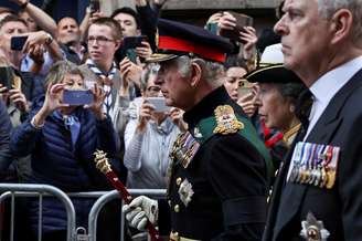 Rei Charles ainda deve esperar pela coroação oficial 