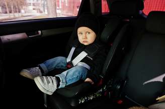 Crianças devem ser transportadas sempre no banco de trás do carro.