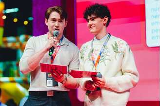 Kit Connor e Joe Locke, protagonistas de "Heartstopper", participaram de painel surpresa da Netflix