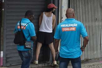 Fiscais flagra folião urinando em via pública no pré-carnaval. 