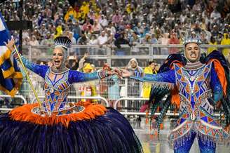 Agremiação optou por fantasias usando cerca de 2 mil penas de faisão para a porta-bandeira