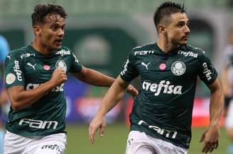 Gustavo Scarpa e Willian Bigode foram companheiros de time no Palmeiras (Foto: Cesar Greco/Palmeiras)