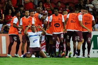 Atacante Eron, do Caxias, comemora gol durante partida contra o Internacional, pela semifinal do Campeonato Gaúcho, neste domingo, 26.