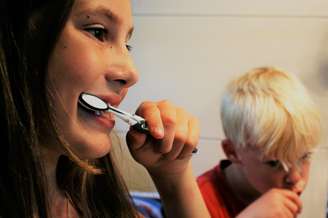 Duas crianças escovando os dentes