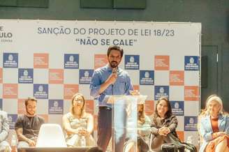 O prefeito Ricardo Nunes sancionou, durante cerimônia na Praça das Artes, o Projeto de Lei 18/23 – “NÃO SE CALE