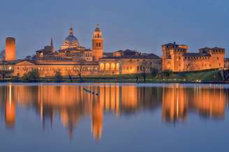 Mântua (em italiano: Mantova) é uma cidade da Lombardia, Itália.