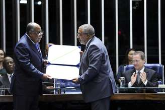 Em 2014, Benedito (esq.) recebeu do senador Paulo Paim (dir.) a Comenda Senador Abdias Nascimento