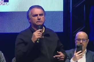 O ex-presidente Jair Bolsonaro discursa em um evento para apoiadores em Porto Alegre, Rio Grande do Sul