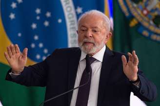 AME4755. BRASILIA (BRASIL), 21/07/2023.- Fotografía cedida por la Agencia Brasil que muestra el presidente brasileño, Luiz Inácio Lula da Silva, durante un anuncio del conjunto de medidas para fortalecer la seguridad pública, entre ellas un plan específico para el combate a la creciente violencia en la Amazonía, restricciones a la venta de armas y normas más drásticas contra los ataques armados en las escuelas, hoy en el Palacio de Planalto, en Brasilia (Brasil). EFE/Marcelo Camargo/Agência Bras