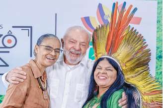 Presidente Lula ao lado das ministras Marina Silva e Sonia Guajajara