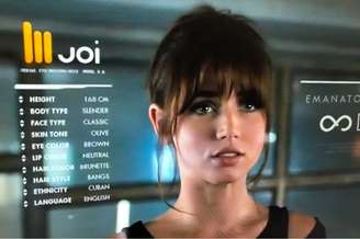 Joi (vivida pela atriz Ana de Armas) é a namorada "customizável" do protagonista do filme “Blade Runner 2049"