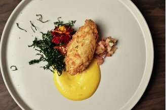 Bolinho de arroz com espuma de abóbora, couve crispy e vinagrete