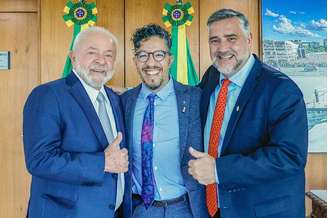 Luiz Inácio Lula da Silva (esq.), Jean Wyllys (centro) e Paulo Pimenta (dir.)