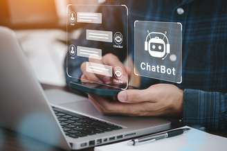 Homem utilizando o sistema AI Chatbot no computador ou aplicativo móvel