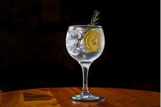 Gin tônica, o drinque mais clássico feito com o destilado