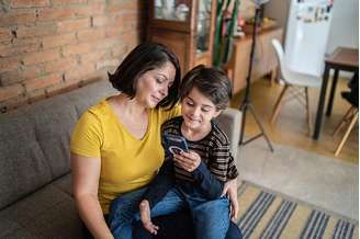 O diálogo aberto entre pais e filhos protege a privacidade infantil na web.