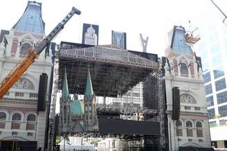 Montagem do palco da Avenida Paulista para o réveillon 2024