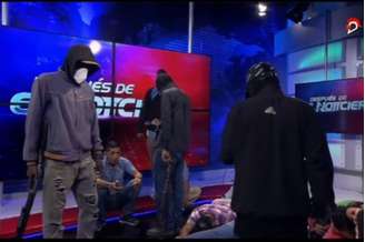  Equipe do canal de TV estatal TC Televisión rendida ao vivo.