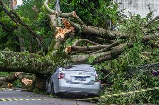 Chuva causou destruição em Porto Alegre 