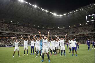 Jogadores do Cruzeiro comemorando pós vitória contra o Atlético 