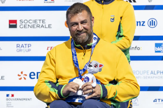 André Rocha com sua medalha de bronze, no Mundial de atletismo de Paris 2023