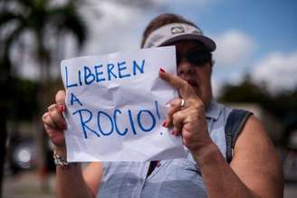 Manifestante em Caracas pede libertação de Rocío San Miguel