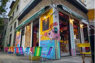 Xepa Bar, um dos points da rua, tem estética de feira e vende pastel com caldo de cana
