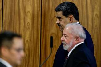 Lula caminha sério ao lado de Maduro