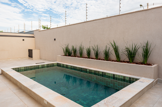 A borda elevada da piscina deu um charme super diferente para esta área externa – Projeto: CanDí arquitetura