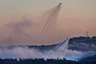 Capturada em 16 de outubro sobre a aldeia de Dhayra, esta imagem mostra a típica nuvem de fumaça em forma de polvo