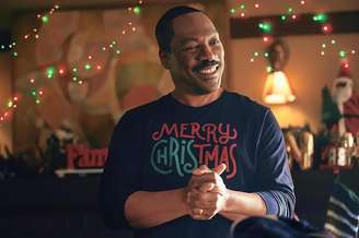 Eddie Murphy como Chris Carver, no filme "A Batalha de Natal", de 2023