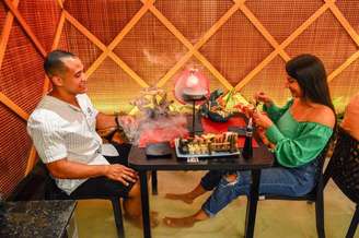 Restaurante japonês oferece experiência de jantar com pés mergulhados em aquário